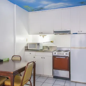 Holiday Surf Hotel (with Full Kitchen)