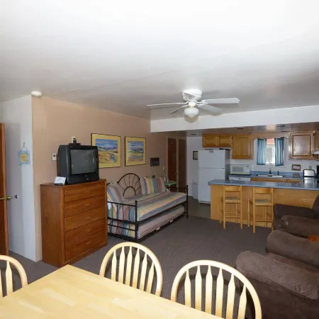 Western Riviera Lakeside Lodging