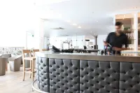 St Moritz Hotel and Cowshed Spa - bar