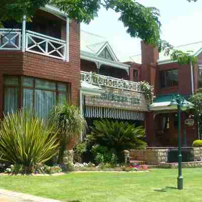 The Woodpecker Inn Hotel Exterior