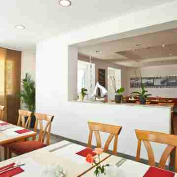 Zeppelin Dining/Meeting Rooms