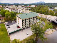 Pigeon River Inn Hotels near RainForest Adventures Zoo