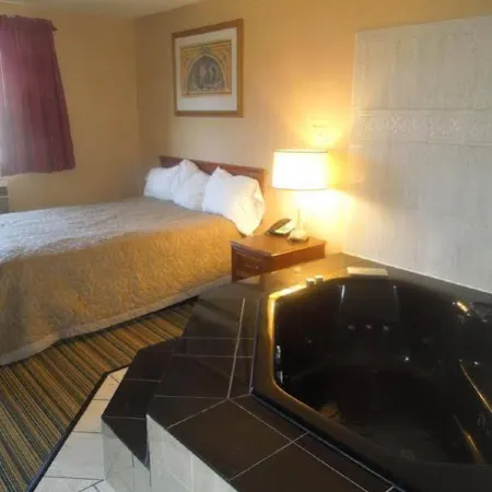 Super 8 by Wyndham Waldorf