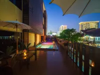 Cm Night Bazaar Boutique Hotel Отели рядом с достопримечательностью «Мост Наварат»
