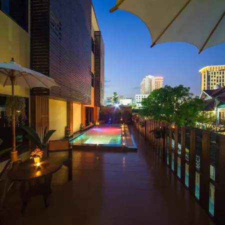 Cm Night Bazaar Boutique Hotel Отели рядом с достопримечательностью «Мост Наварат»