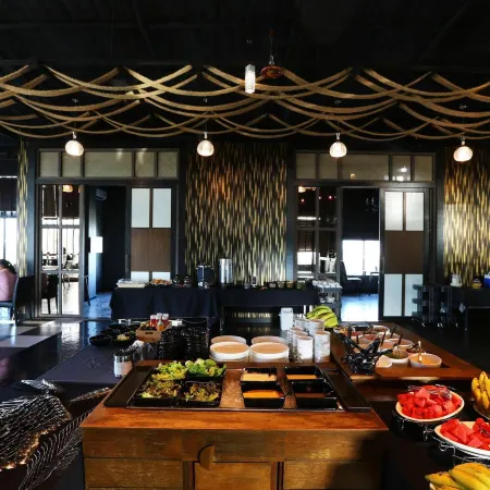 TR Rock Hill Hotel Отели рядом с достопримечательностью «Princess Maha Chakri Sirindhorn Natural History Museum»