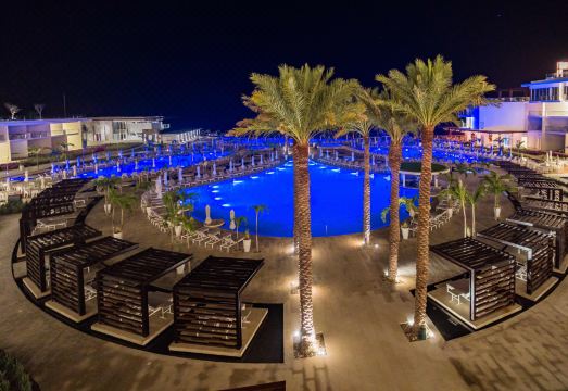 리조트 수영장 전경