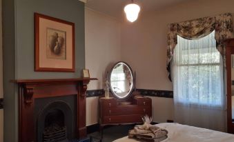 Plynlimmon-1860 Heritage Cottage or Double Room with Orchard View