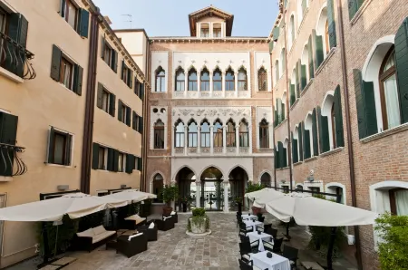 Sina Centurion Palace Отели рядом с достопримечательностью «Виа Гарибальди»