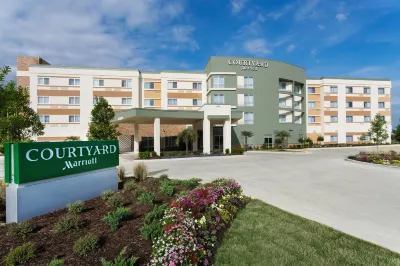 Courtyard Ruston Hotels near Walgreens