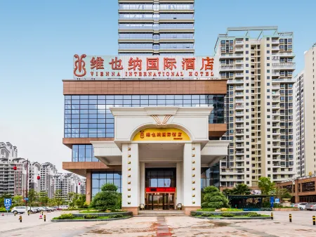 Vienna International Hotel (Xinxing new city square) Отели рядом с достопримечательностью «Temple Street»