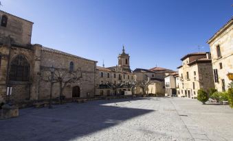 Hotel Mesón Casa de Guzmán - Housity