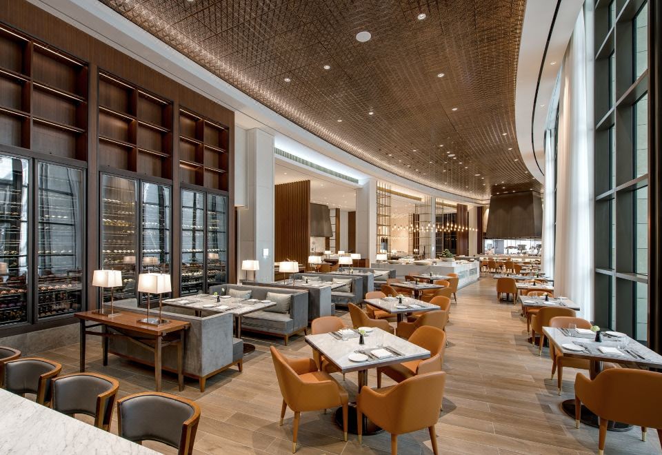 파라다이스시티의 실내외 수영장 전경