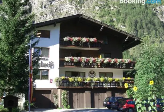 雪絨花膳食公寓