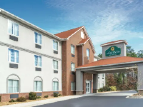 La Quinta Inn & Suites by Wyndham Rome ロームのホテル