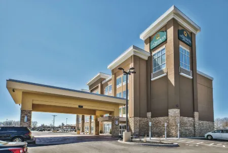 La Quinta Inn & Suites by Wyndham Niagara Falls Отели рядом с достопримечательностью «Пещера ветров»