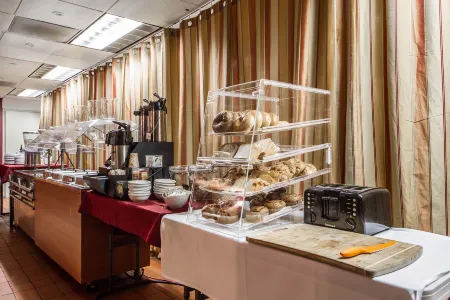 Ramada by Wyndham Oakland Downtown City Center Отели рядом с достопримечательностью «Crescent Lawn | UC Berkeley»