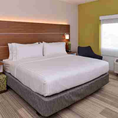 Holiday Inn Express & Suites Trinity Rooms