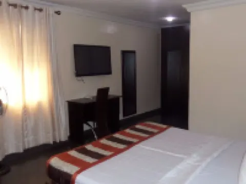 Divine Fountain Agidingbi โรงแรมในOjodu