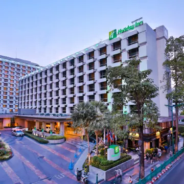 Holiday Inn BANGKOK by IHG Отели рядом с достопримечательностью «Станция надземного метро Chit Lom»