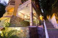Ocean Suite Hotels near Dona Paula Beach