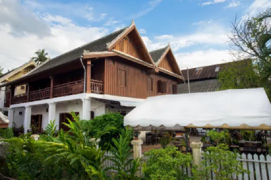 Cold River Hotels near Wat Aphay