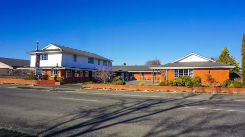 Colonial Motel - parking