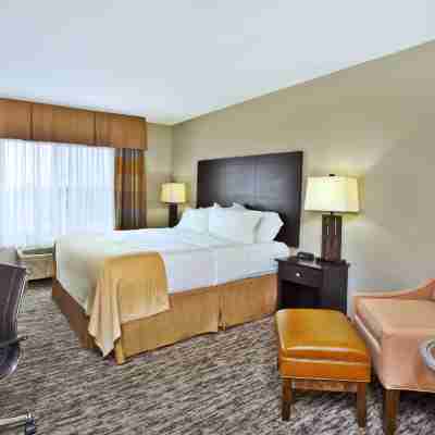 Holiday Inn & Suites Green Bay Stadium, an IHG Hotel Rooms