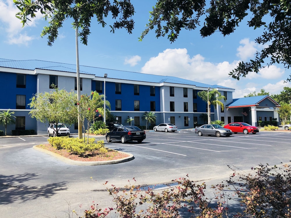 Days Inn & Suites by Wyndham Lakeland