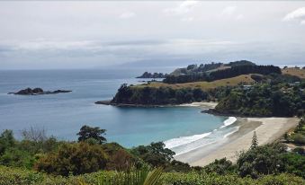 Ted's Cottage Near Little Oneroa Beach by Waiheke Unlimited