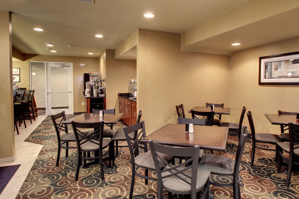 Cobblestone Hotel & Suites - Newton