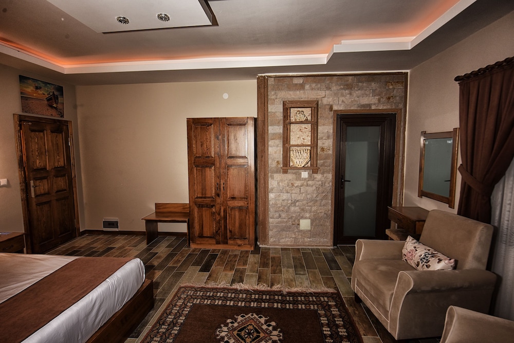 El Nazar Stone Suite