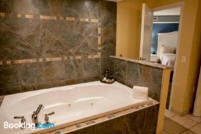 Deluxe King Suite with Sofa Bed Watkins Glen Harbor Hotel Photo