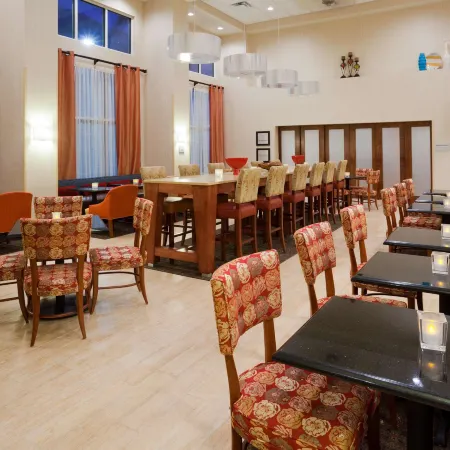 Hampton Inn & Suites Minot Airport