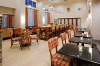 Hampton Inn & Suites Minot Airport - breakfast