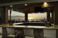 Edgewater Beach Hotel - bar