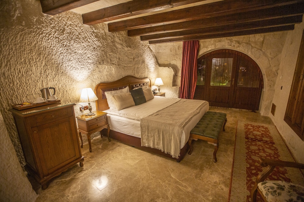 Artemis Cave Suites