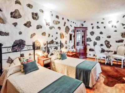 a room with two beds , one on the left side and the other on the right side of the room at Titi Titi Photo