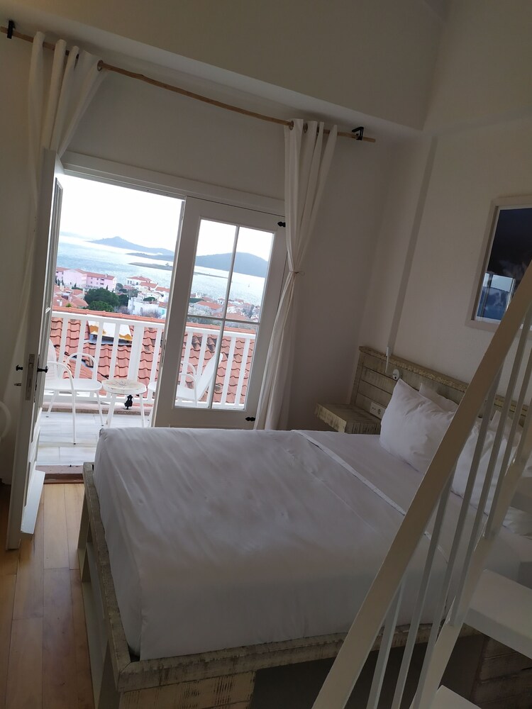 Cunda Pur Beyaz Otel