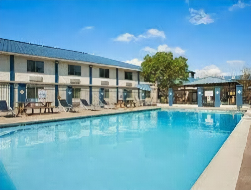 Days Inn & Suites by Wyndham Laredo