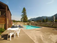 Oakridge Inn & Suites