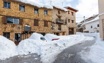 Plush Apartment in Gudar with Heating - Housity