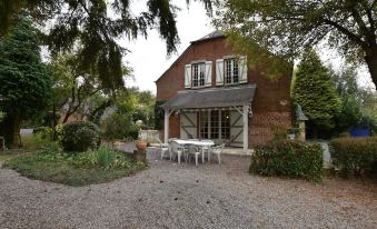 Alluring Cottage in Englancourt with Fenced Garden