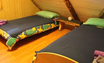 a room with two twin beds , one on the left and one on the right side of the room at Camblee