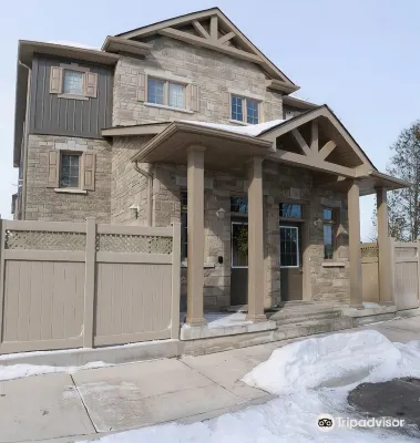 Boardwalk Homes - Executive Guest Rooms & Townhomes Hotel in zona Christie Digital Systems Inc