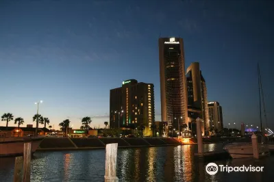 Holiday Inn Corpus Christi Downtown Marina Hotels in der Nähe von Anthony's Aveda Concept Salon & Day Spa