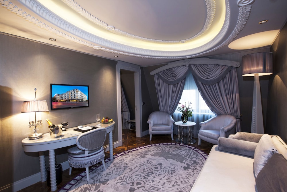 Wyndham Grand Istanbul Kalamış Marina Hotel