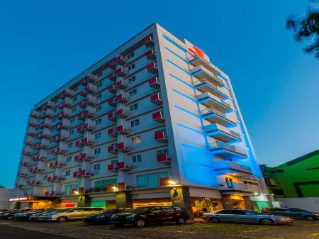 Monoloog Hotel Solo Отели рядом с достопримечательностью «Balekambang Park»