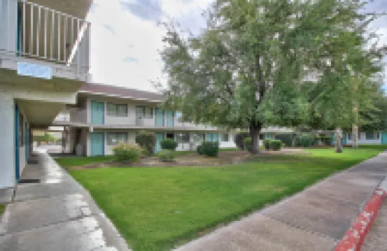 Econo Lodge Inn & Suites