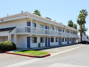 Motel 6 Coalinga, CA - East